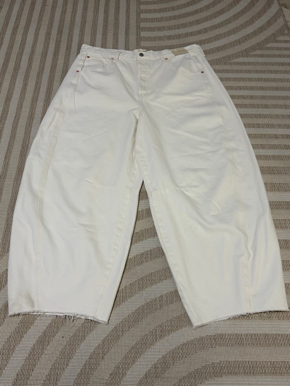 Universal Thread High- Rise Curved Leg Jean Size 14 NWT White Denim Boho